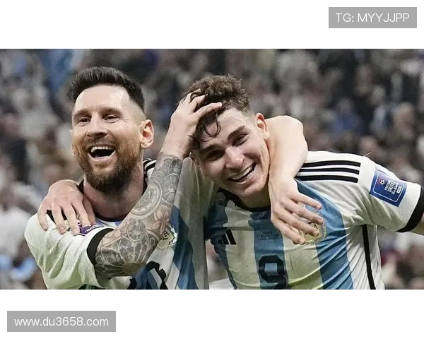 阿尔瓦雷斯盛赞第二球团队配合